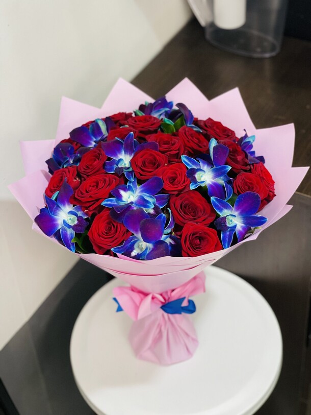 Букет роз. Орхидеи . Синие орхидеи, артикул F1149904 - 6490 рублей, доставка по городу. Flawery - доставка цветов