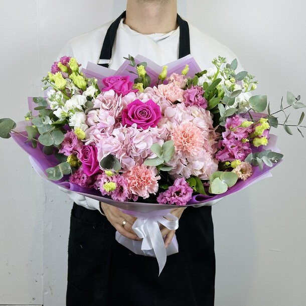 Авторский букет с розовыми розами, артикул F1244934 - 6655 рублей, доставка по городу. Flawery - доставка цветов