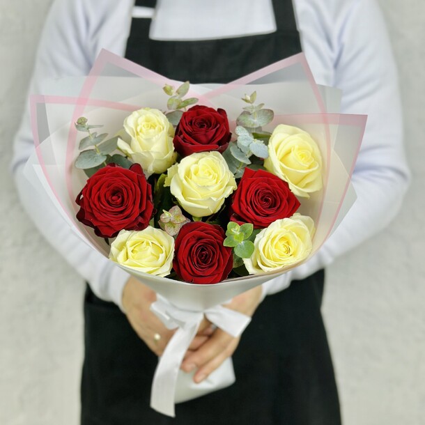 Букет из 9 роз микс с эвкалиптом, артикул F1264001 - 3061 рублей, доставка по городу. Flawery - доставка цветов