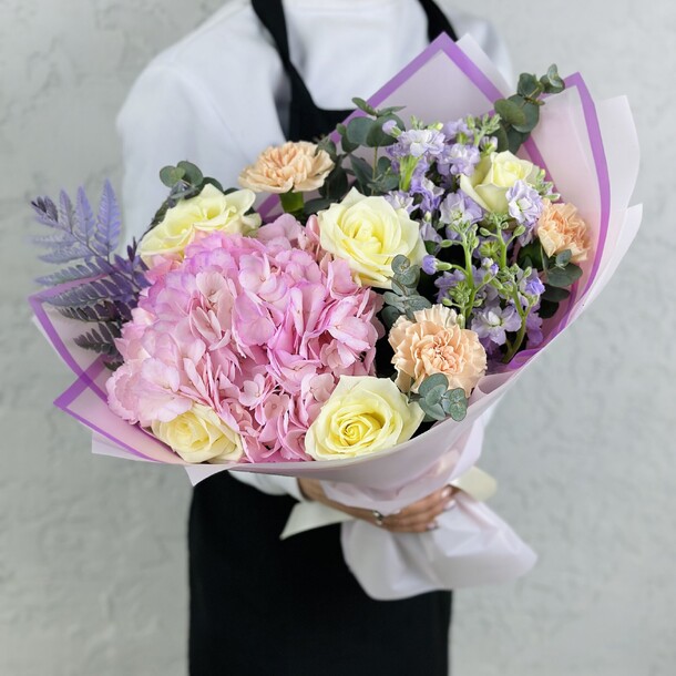 Сборный букет с гортензией и маттиолой, артикул F1264857 - 3850 рублей, доставка по городу. Flawery - доставка цветов