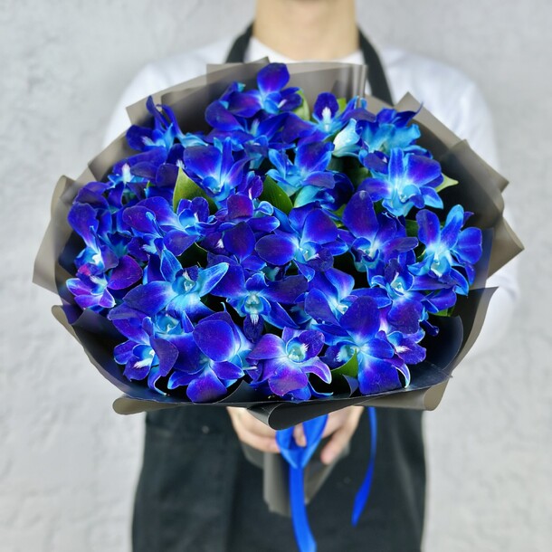 Букет из 51 космической орхидеи, артикул F1266921 - 5990 рублей, доставка по городу. Flawery - доставка цветов