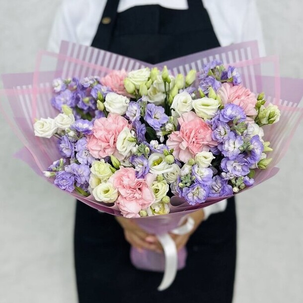 Нежный букет маттиол, эустом и диантусов, артикул F1302231 - 6589 рублей, доставка по городу. Flawery - доставка цветов