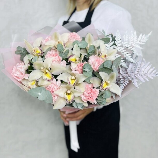 Букет из орхидей и диантусов, артикул F1302254 - 5885 рублей, доставка по городу. Flawery - доставка цветов