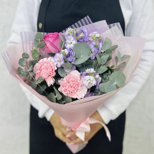 Комплимент с диантусами, артикул F1302911 - 2915 рублей, доставка по городу. Flawery - доставка цветов