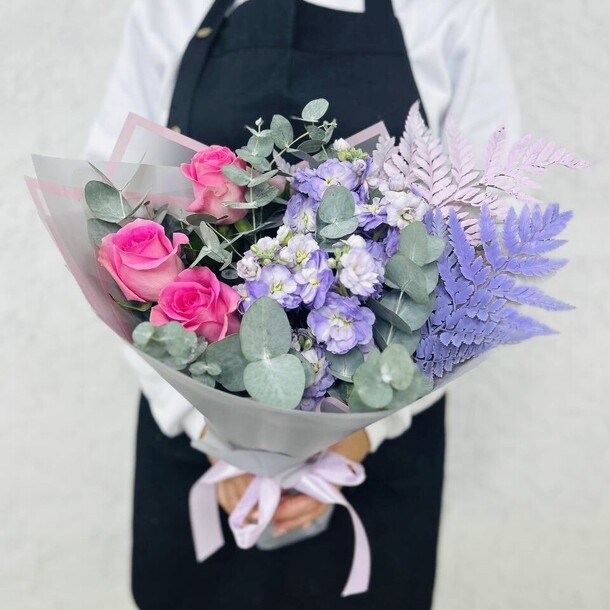 Ароматный букет с маттиолой и розами, артикул F1302912 - 2959 рублей, доставка по городу. Flawery - доставка цветов