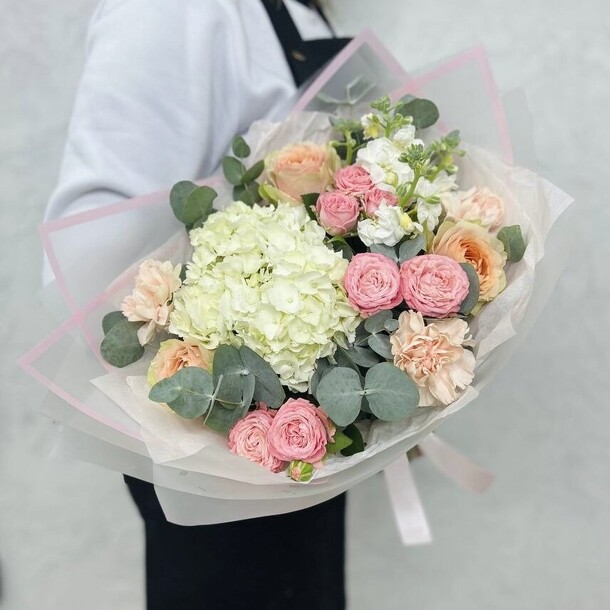 Сборный букет пионовидными розами гравити, артикул F1302914 - 4169 рублей, доставка по городу. Flawery - доставка цветов