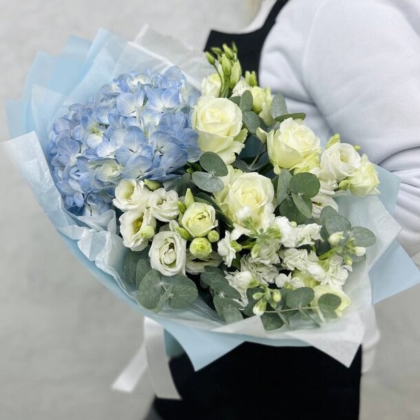 Сборный букет с белыми розами, артикул F1303626 - 4180 рублей, доставка по городу. Flawery - доставка цветов