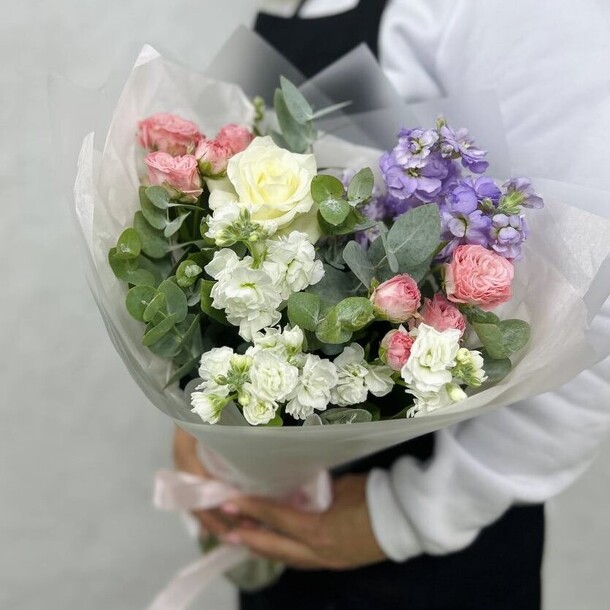 Букет с ароматными маттиолами, артикул F1303628 - 3080 рублей, доставка по городу. Flawery - доставка цветов