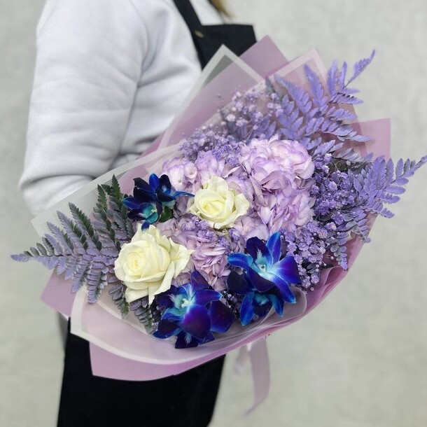 Сборный букет с синими орхидеями, артикул F1303630 - 2750 рублей, доставка по городу. Flawery - доставка цветов