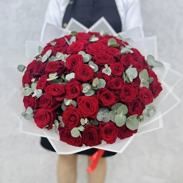 51 красная роза с эвкалиптом, артикул F1303986 - 8250 рублей, доставка по городу. Flawery - доставка цветов