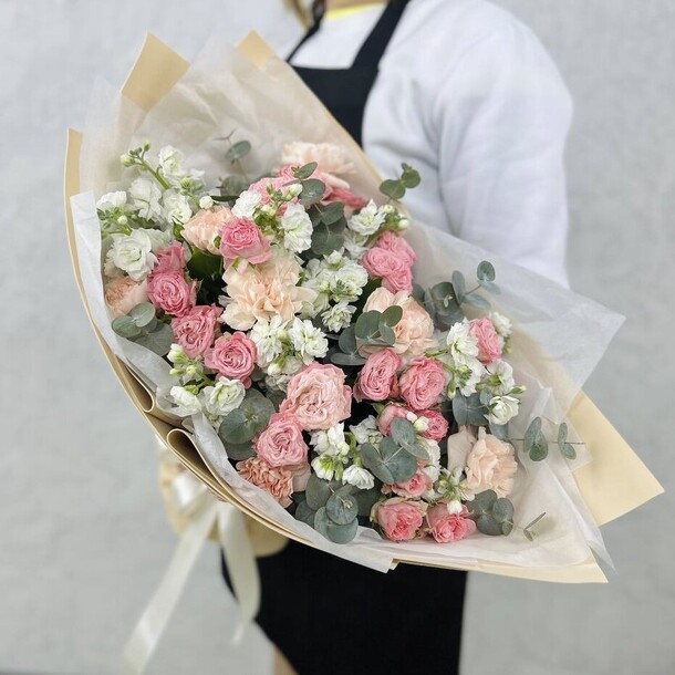 Сборный букет с белой маттиолой, артикул F1304069 - 6380 рублей, доставка по городу. Flawery - доставка цветов