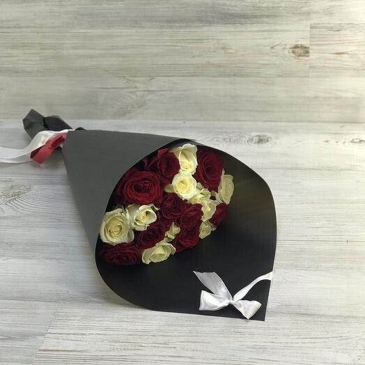 Букет из роз микс, артикул F40297 - 5125 рублей, доставка по городу. Flawery - доставка цветов