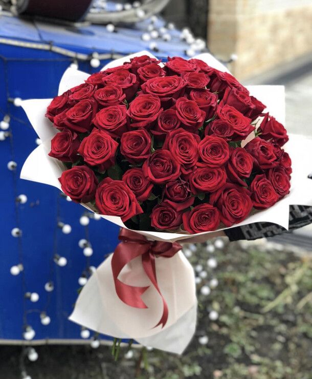 51 роза ред наоми, артикул F55324 - 6050 рублей, доставка по городу. Flawery - доставка цветов