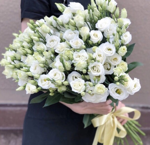 Букет белых лизиантусов, артикул F55342 - 16940 рублей, доставка по городу. Flawery - доставка цветов