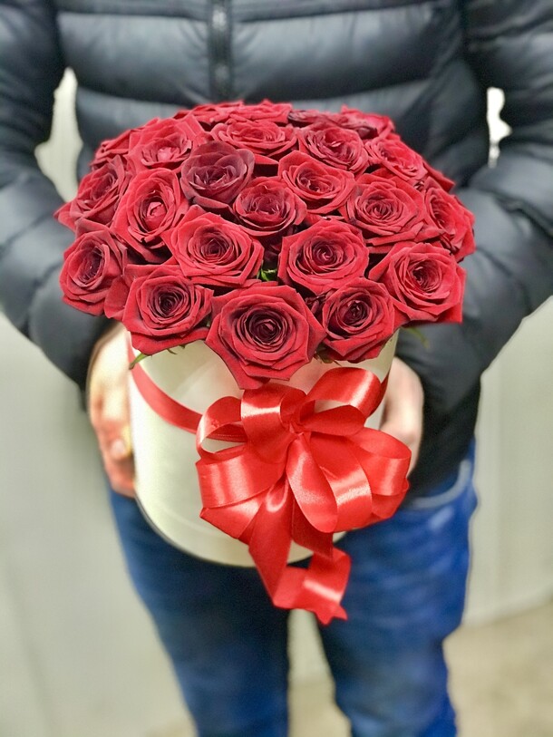29 красных роз в коробке, артикул F56192 - 4950 рублей, доставка по городу. Flawery - доставка цветов