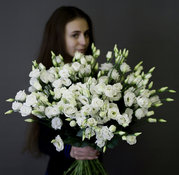 Букет белых эустом, артикул F77686 - 11616 рублей, доставка по городу. Flawery - доставка цветов