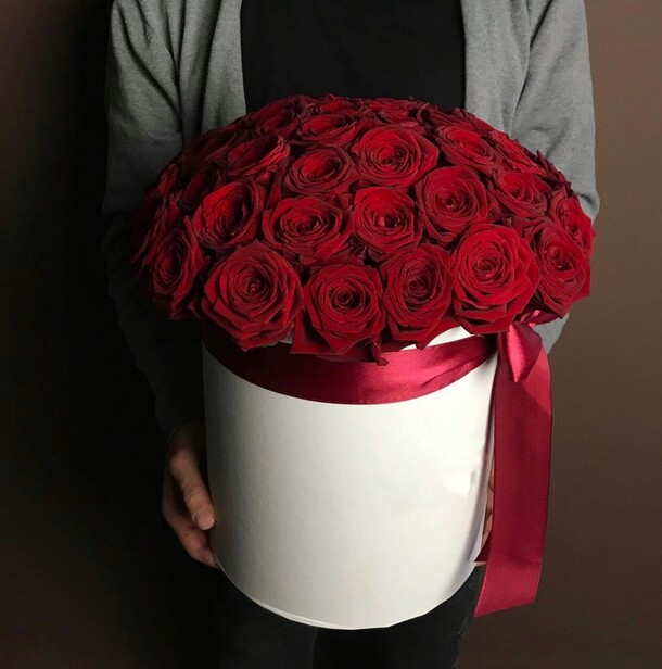 Бархатные розы в коробке, артикул F77690 - 7321 рублей, доставка по городу. Flawery - доставка цветов