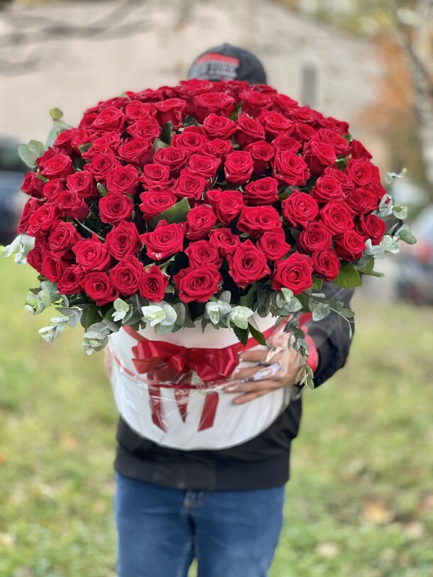 Большая коробка красных роз, артикул F1079477 - 16990 рублей, доставка по городу. Flawery - доставка цветов