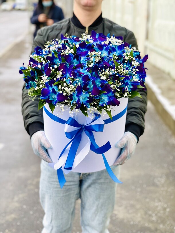 Большая коробка орхидей, артикул F1083733 - 7409 рублей, доставка по городу. Flawery - доставка цветов