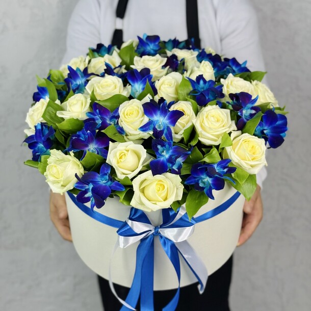 Большая коробка роз и орхидей xl, артикул F1102631 - 11000 рублей, доставка по городу. Flawery - доставка цветов