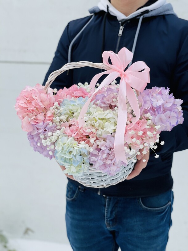 Корзинка гортензий, артикул F1105934 - 4500 рублей, доставка по городу. Flawery - доставка цветов