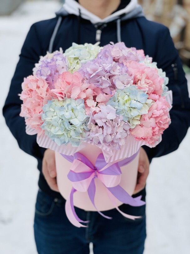 Коробка гортензий м, артикул F1105936 - 2990 рублей, доставка по городу. Flawery - доставка цветов