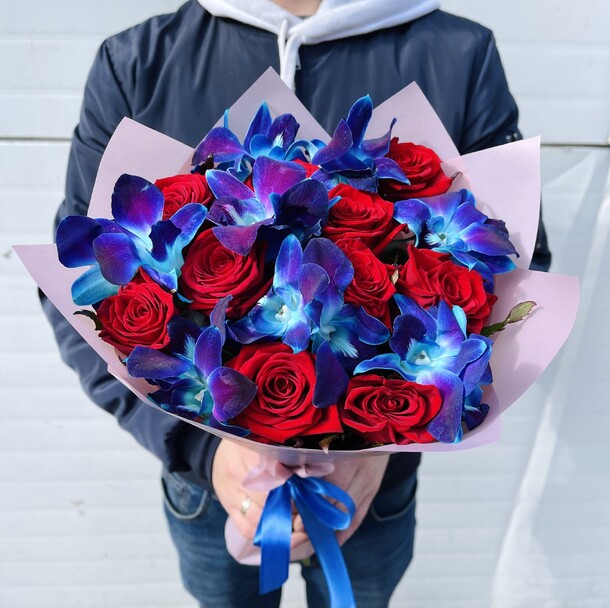 Розы и орхидеи в букете, артикул F1109949 - 2990 рублей, доставка по городу. Flawery - доставка цветов