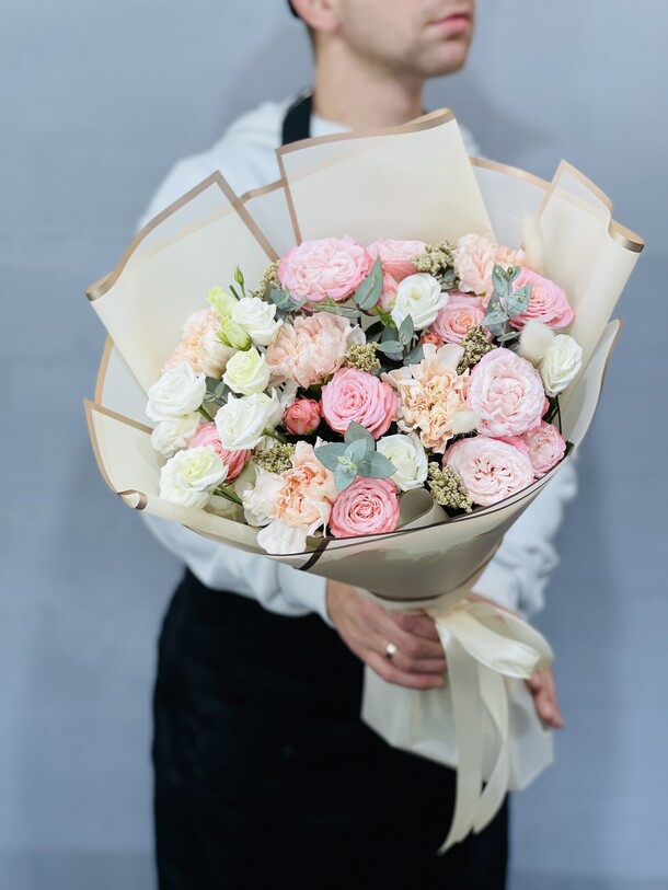 Нежный авторский букет, артикул F1146364 - 4990 рублей, доставка по городу. Flawery - доставка цветов