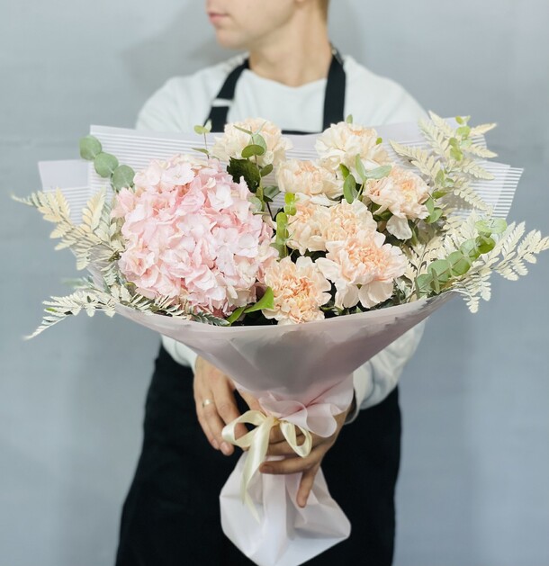 Нежный авторский букет с диантусом, артикул F1146466 - 3300 рублей, доставка по городу. Flawery - доставка цветов