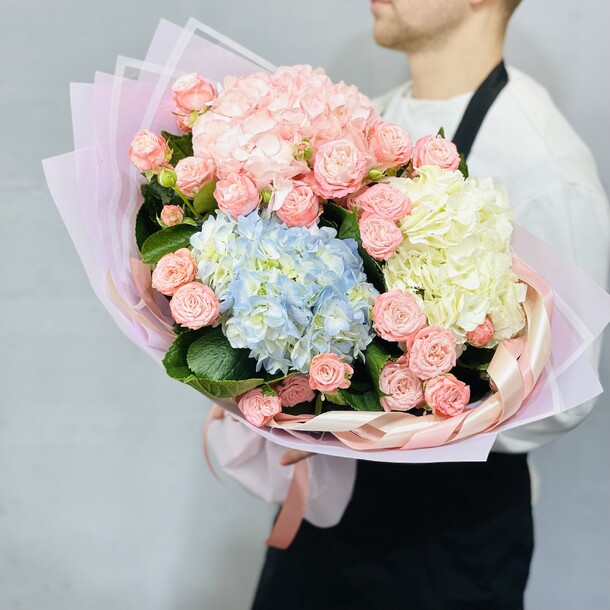 Пионовидные розы. Гортензия. Авторский букет., артикул F1154166 - 4990 рублей, доставка по городу. Flawery - доставка цветов