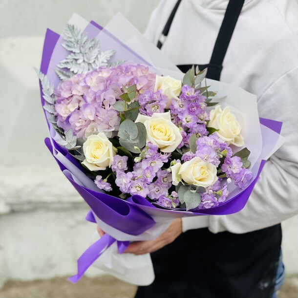 Авторский букет. Белые розы. Маттиола., артикул F1165951 - 3690 рублей, доставка по городу. Flawery - доставка цветов