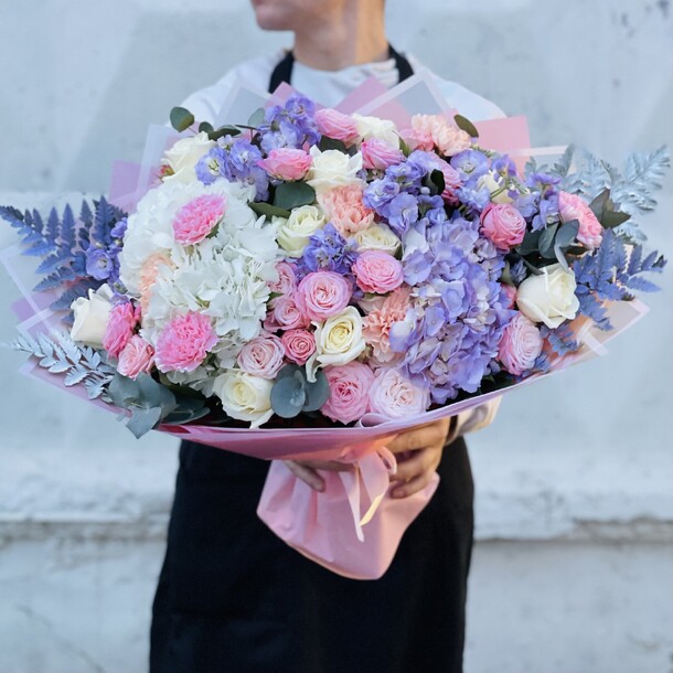 Нежный сборный букет, артикул F1165990 - 9500 рублей, доставка по городу. Flawery - доставка цветов