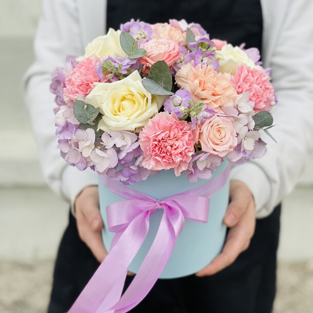 Авторский микс в шляпной коробке, артикул F1166124 - 5500 рублей, доставка по городу. Flawery - доставка цветов