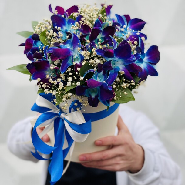 Орхидеи. Гипсофила и орхидеи в коробке., артикул F1166587 - 2990 рублей, доставка по городу. Flawery - доставка цветов