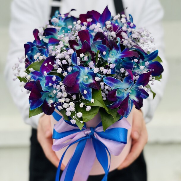 Орхидеи синие. Цветы в коробке., артикул F1166588 - 2990 рублей, доставка по городу. Flawery - доставка цветов