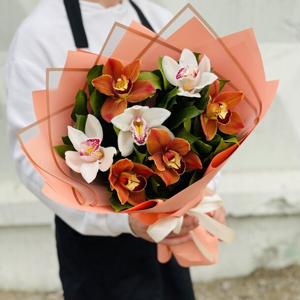 7 королевских орхидей, артикул F1181513 - 3500 рублей, доставка по городу. Flawery - доставка цветов