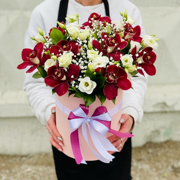 Микс эустом и орхидей в коробке, артикул F1181994 - 6800 рублей, доставка по городу. Flawery - доставка цветов