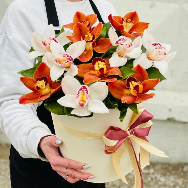 11 королевских орхидей в коробке м, артикул F1182231 - 5500 рублей, доставка по городу. Flawery - доставка цветов