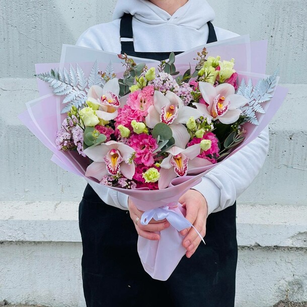 Нежный букет махровых эустом и белых орхидей, артикул F1182247 - 4990 рублей, доставка по городу. Flawery - доставка цветов