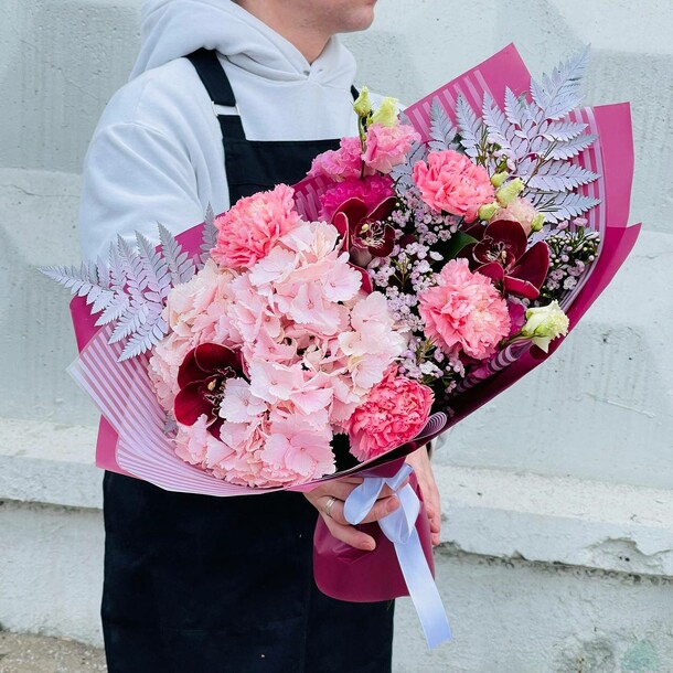 Авторский букет с бордовыми орхидеями, артикул F1182248 - 4500 рублей, доставка по городу. Flawery - доставка цветов