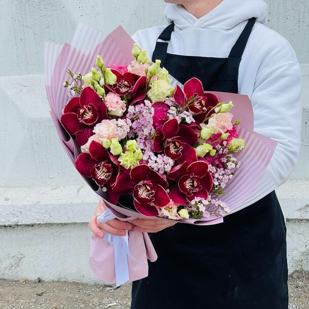 Сборный букет с эустомой и орхидеей, артикул F1182249 - 5000 рублей, доставка по городу. Flawery - доставка цветов