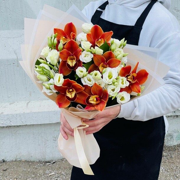 Букет эустом и орхидей, артикул F1182250 - 4840 рублей, доставка по городу. Flawery - доставка цветов