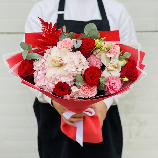 Сборный букет с красными розами, артикул F1204256 - 3790 рублей, доставка по городу. Flawery - доставка цветов