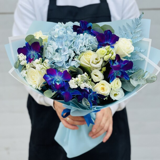 Сборный букет с космическими орхидеями, артикул F1204259 - 4350 рублей, доставка по городу. Flawery - доставка цветов