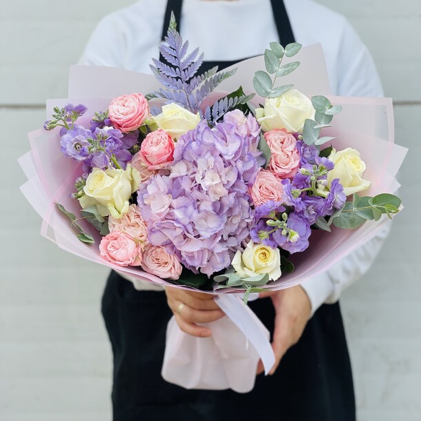 Авторский букет с белыми розами, артикул F1204402 - 4000 рублей, доставка по городу. Flawery - доставка цветов