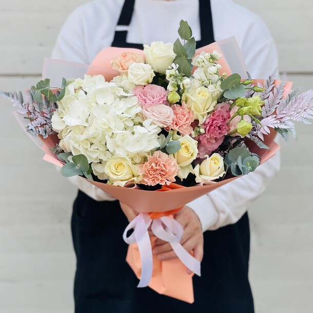 Авторский букет с белой гортензией, артикул F1204403 - 3749 рублей, доставка по городу. Flawery - доставка цветов