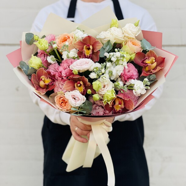 Сборный букет с оранжевыми орхидеями, артикул F1204445 - 6500 рублей, доставка по городу. Flawery - доставка цветов