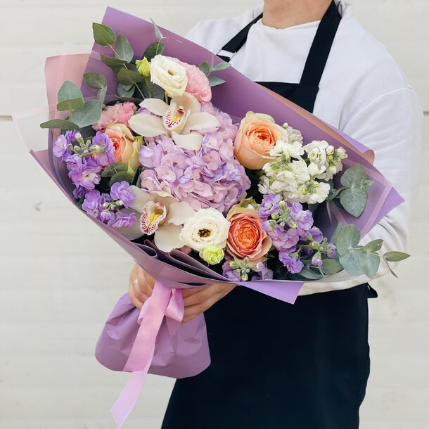 Авторский букет с королевскими орхидеями, артикул F1204455 - 4000 рублей, доставка по городу. Flawery - доставка цветов