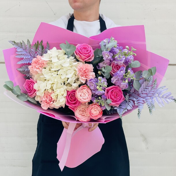 Яркий букет с гортензией, артикул F1204476 - 4200 рублей, доставка по городу. Flawery - доставка цветов