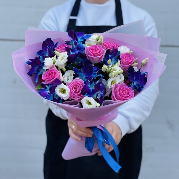 Букет с розовыми розами, эустомой и космическими орхидеями, артикул F1204655 - 4900 рублей, доставка по городу. Flawery - доставка цветов